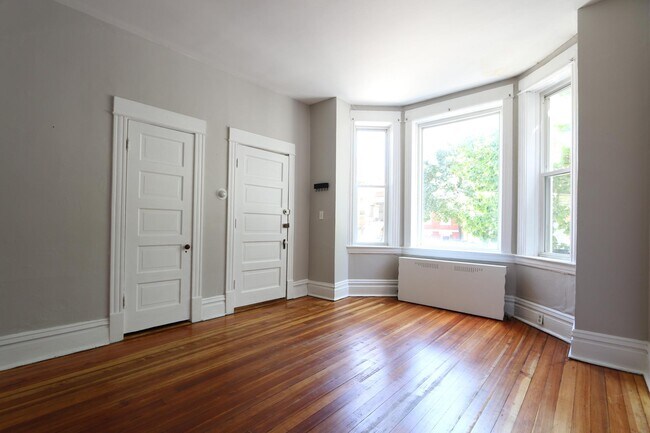 Building Photo - 2440 S Oakley Ave