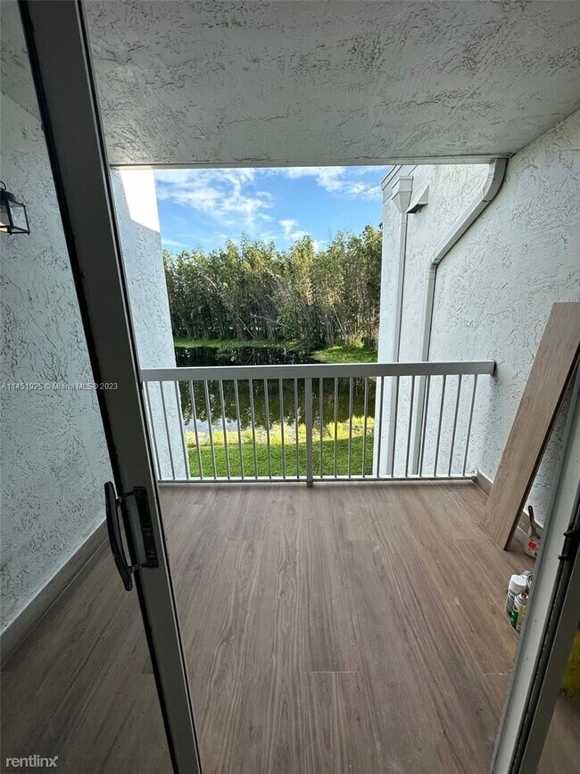 Foto del edificio - 2 br, 2 bath Condo - 9735 NW 49th Ter # 414