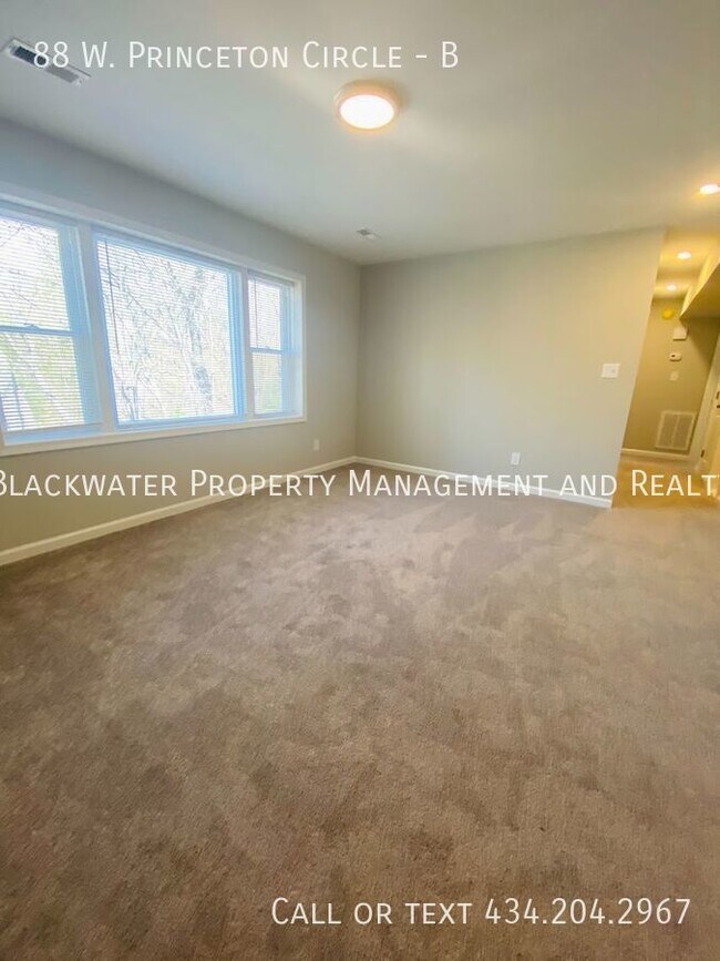 Building Photo - 2 Bedroom Apartment off Rivermont Avenue!