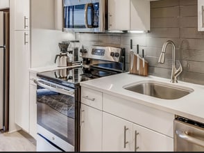 Building Photo - 1610 E 6th St