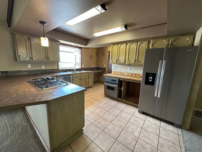 Building Photo - 17155 SW Elsner Road ~ Country Living, Clo...