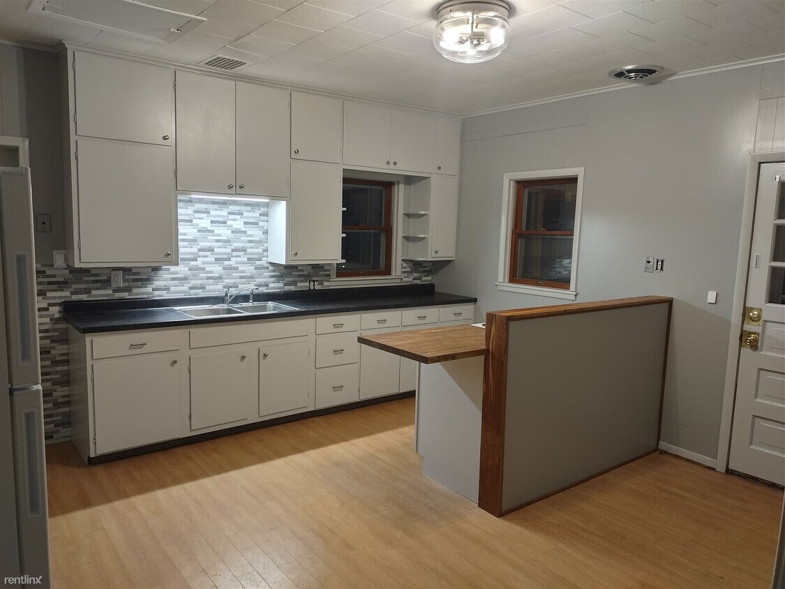 1 br, 1 bath Duplex 4 1st Avenue Southwe... Townhome Rentals in