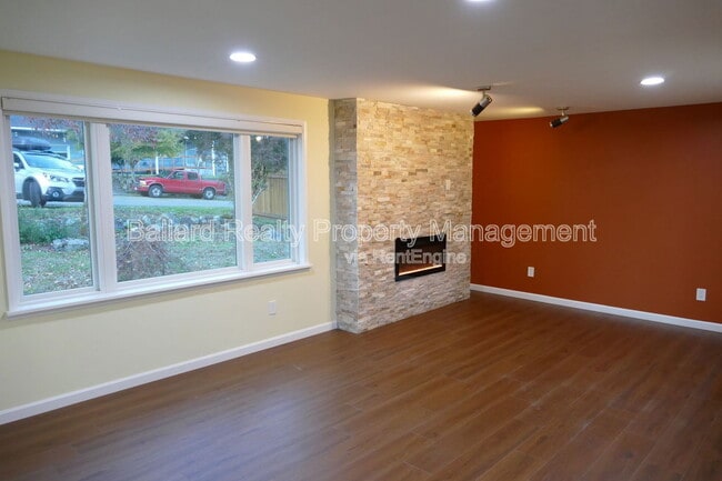 Building Photo - 2127 N 160th St