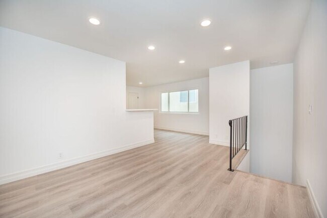 Foto del edificio - Downtown HB Remodled unit - 2 blocks from the sand