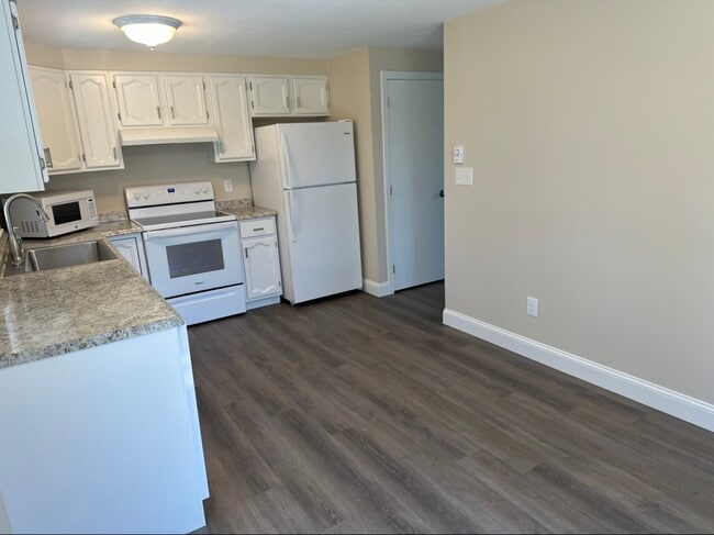 Building Photo - 4 Oakwood Dr