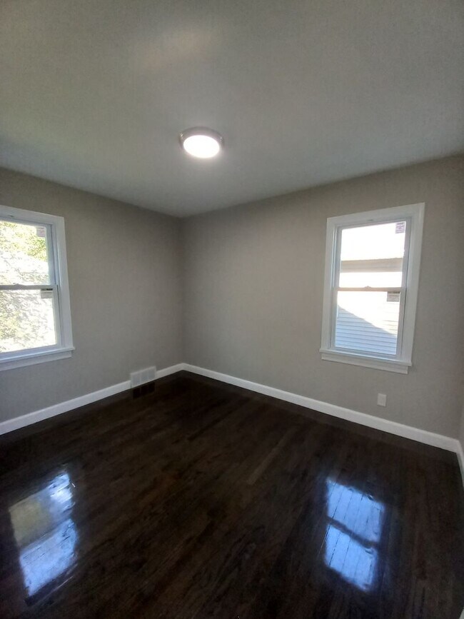 Building Photo - Newly updated 2 Bedroom Home
