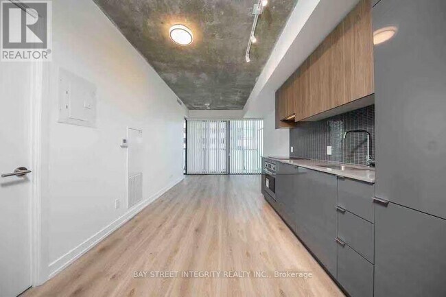 Building Photo - 161 Roehampton Ave