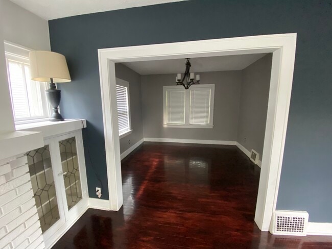 Building Photo - 377 Parkside Dr