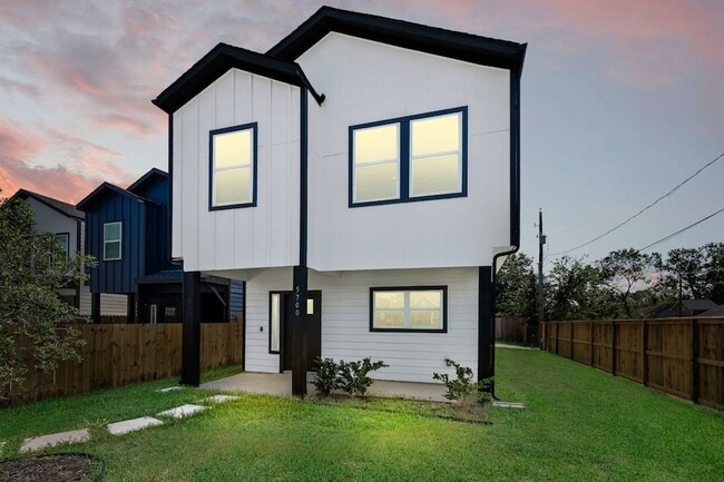 Photo - 5700 Elysian St House
