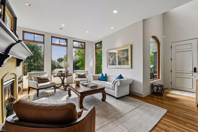 Acomódese junto a la elegante chimenea de gas, el elemento central perfecto para crear un ambiente cálido y acogedor. - 745 Rice St E