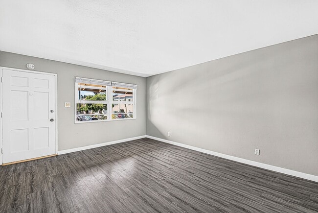 Building Photo - 445 W 15th St