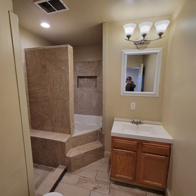 Foto del edificio - Near Eastside 3BR/2BA House w/Garage!
