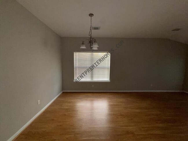 Building Photo - 29646 Legends Green Dr