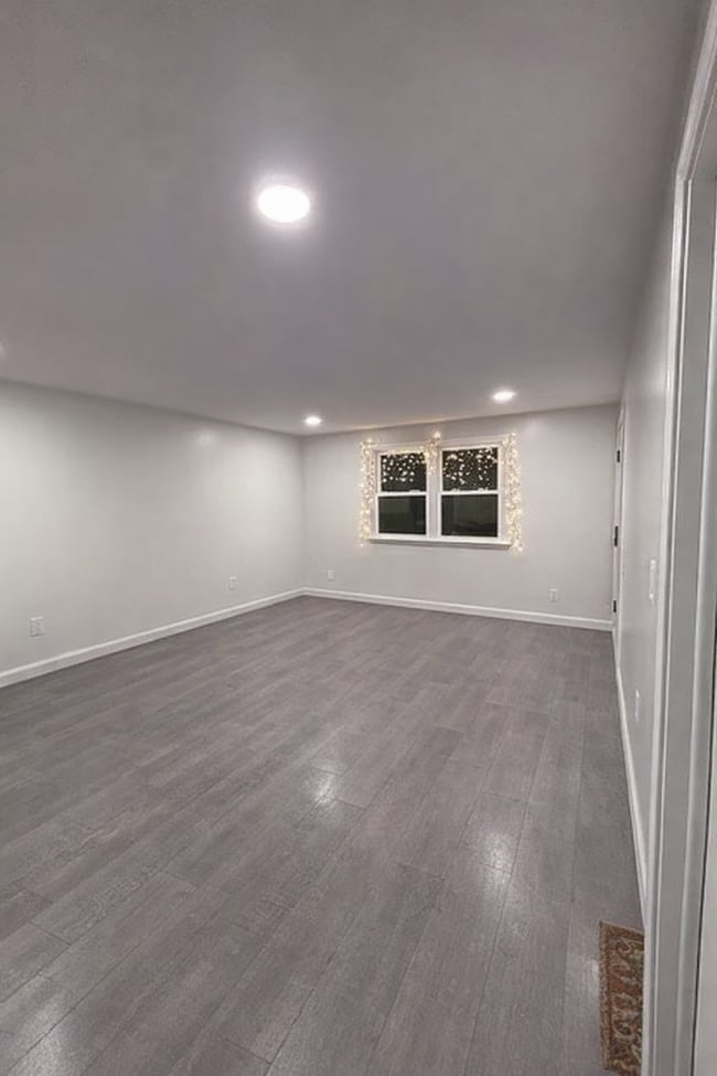 Building Photo - 156 Main St