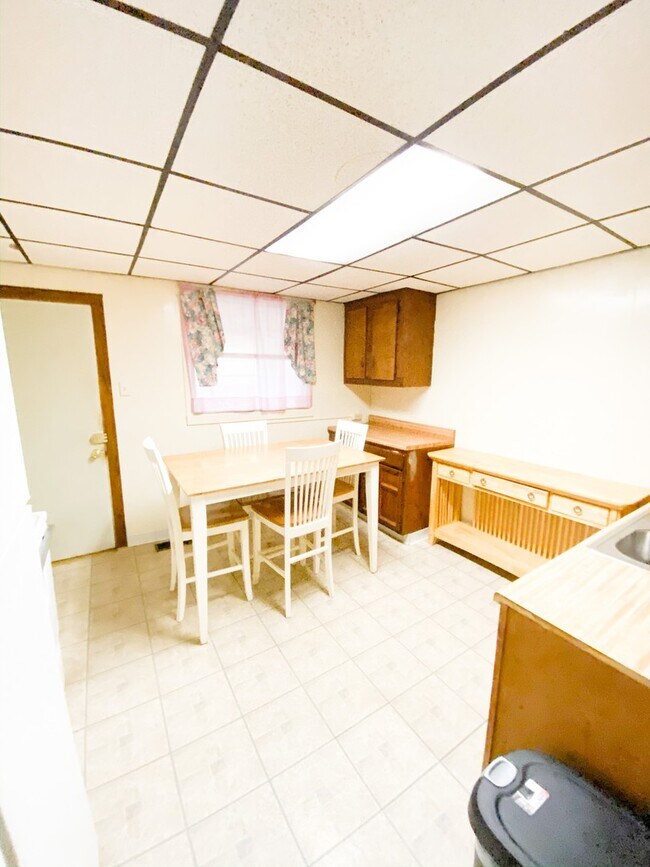 Building Photo - Spacious 3 bed 1 bath home with fenced yar...