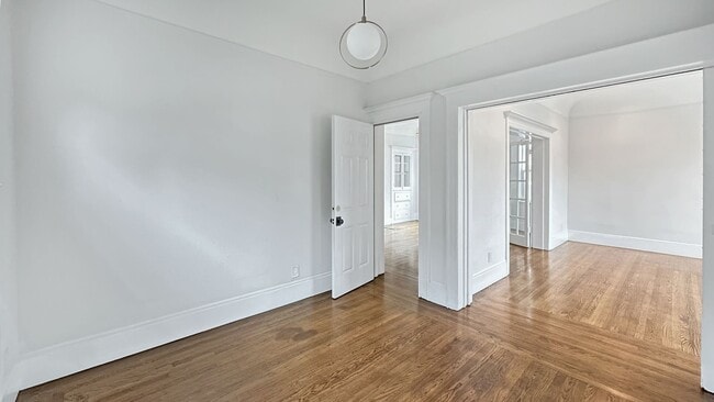 Building Photo - Well-maintained, Charming duplex – 3bd 2ba Upper-Level Unit