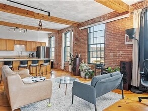 Building Photo - 407 Pine St