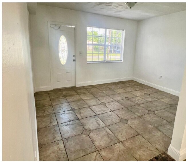 Building Photo - 6126 SW 22nd Ct