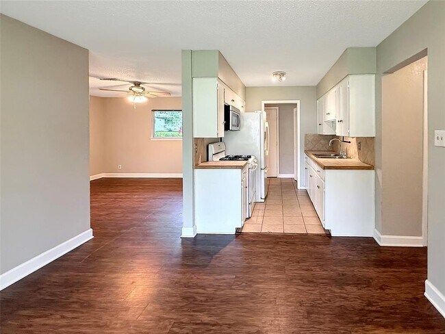 Foto del edificio - 7611 Eastcrest Dr