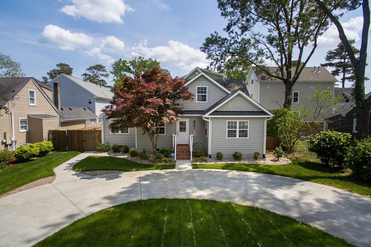 Foto principal - Immaculate 3 bedroom 2 bath bungalow at Oc...