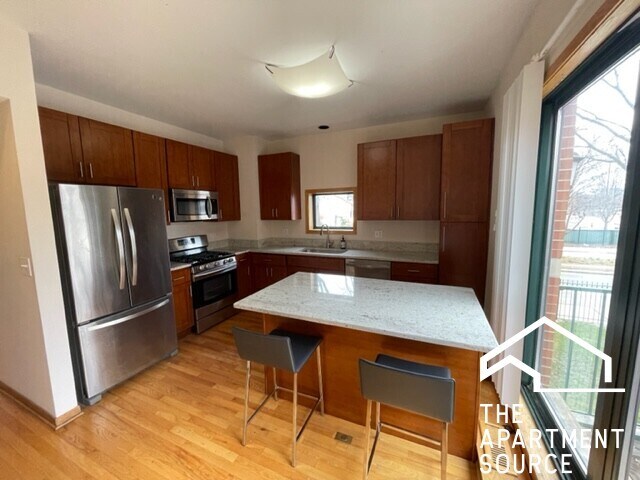 Building Photo - 601 S Laflin St