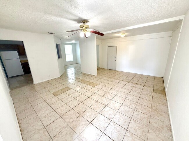Foto del edificio - **APPLICATION RECEIVED** Charming 3 Bedroo...