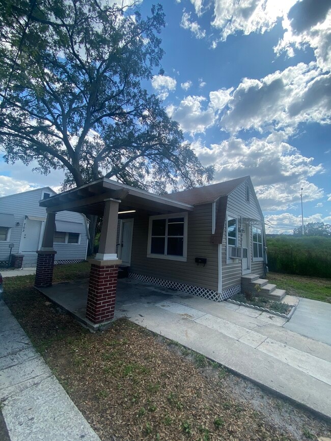 Building Photo - 701 E Hanlon St