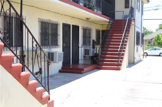 Building Photo - 811 W 97th St