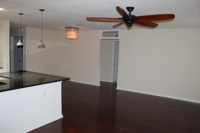 Foto del edificio - 13880 Paddock Dr