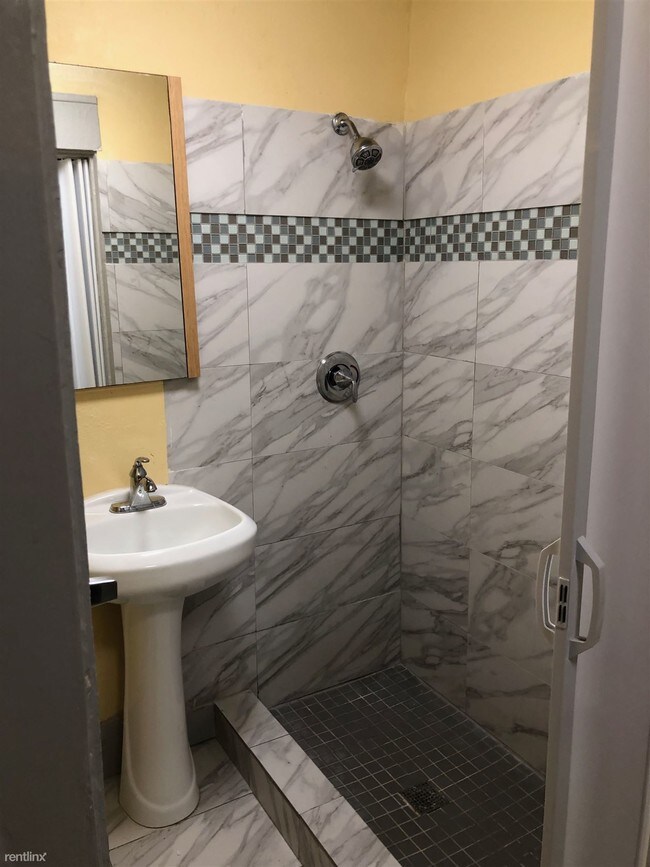 Foto del edificio - 1 br, 1 bath Apartment - 6836 Avenue C Unit 2