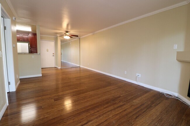 Foto del edificio - Woodland Hills, Warner Center 1/Bed. Condo!
