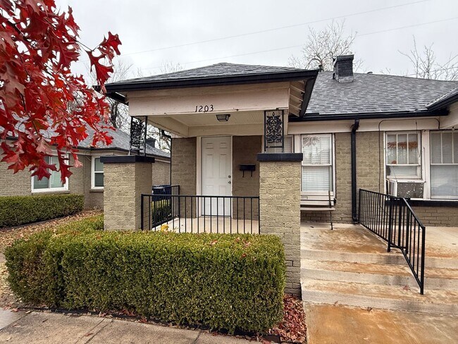 Building Photo - For Rent: Charming 1-Bedroom, 1-Bathroom D...