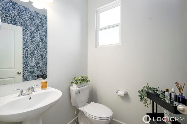 Building Photo - Stunning Townhome In Excellent Daybreak Lo...