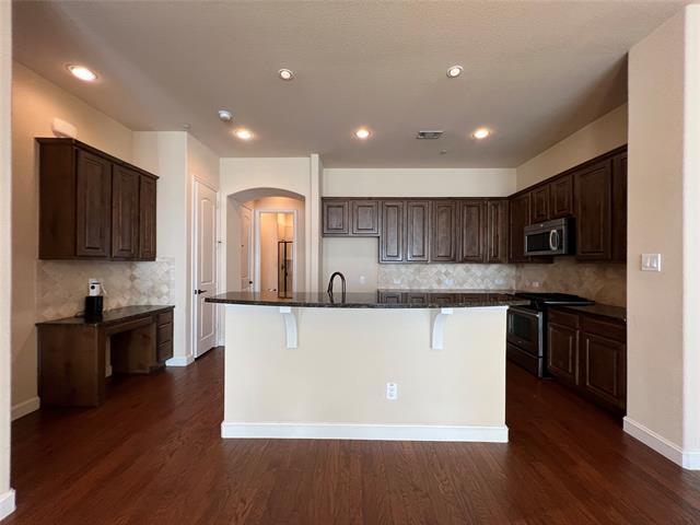 Building Photo - 604 Arbol