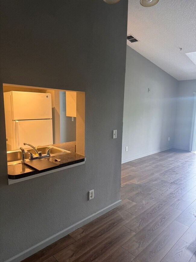 Building Photo - Updated 2BR/2BA Condo in Pine Ridge Club, ...