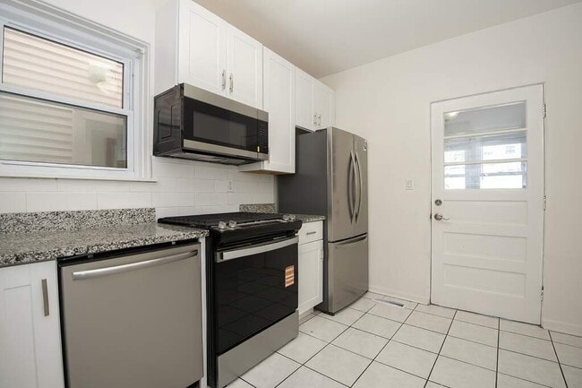 Building Photo - 3834 N Hermitage Ave