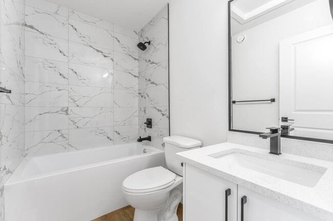 Photo du bâtiment - 11630-122 122 St NW