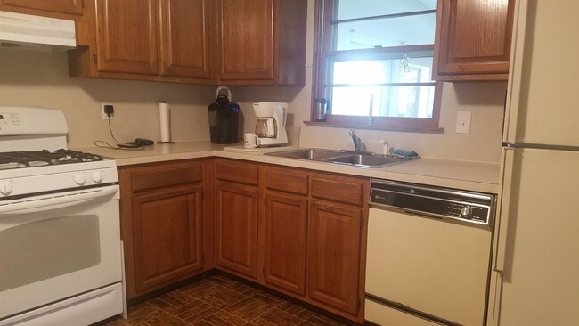 Building Photo - 3 br, 1.5 bath House - 445 SKYVIEW DR