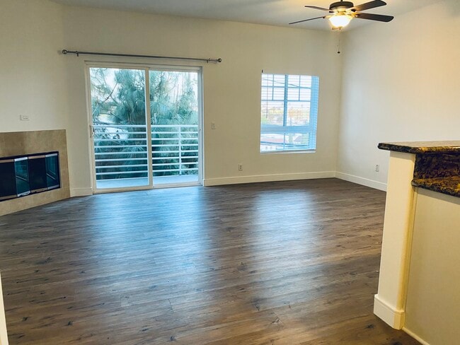 Building Photo - 532 N Mariposa Ave