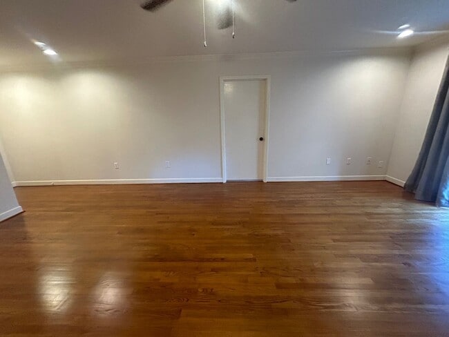 Foto del edificio - 5516 Lakeshore Dr