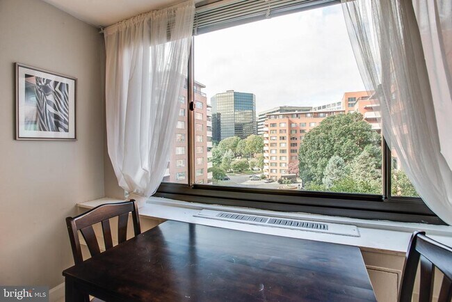 Foto del edificio - 1021 Arlington Blvd