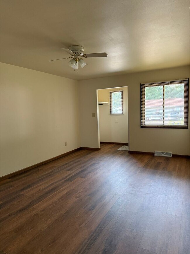 Foto del edificio - 2406 Skeels Ave