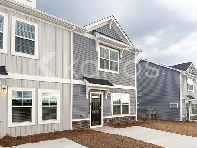 Building Photo - 2201 Banyon Cir