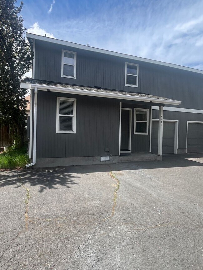 Building Photo - Quartz Ave 3plex/Ariserem-014