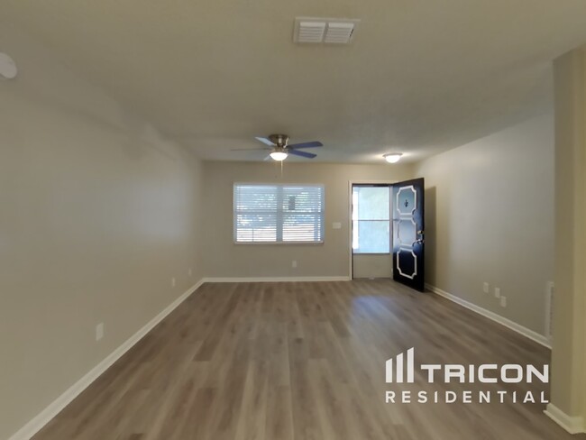 Foto del edificio - 4220 Truman Dr
