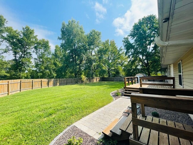 Building Photo - Beautiful Move in ready House In St. James!