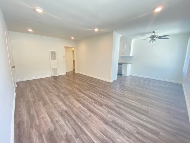 Building Photo - 3373 Overland Ave