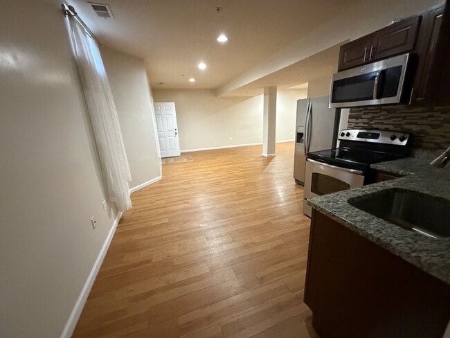 Foto del edificio - 1501 Fallsgrove Ln