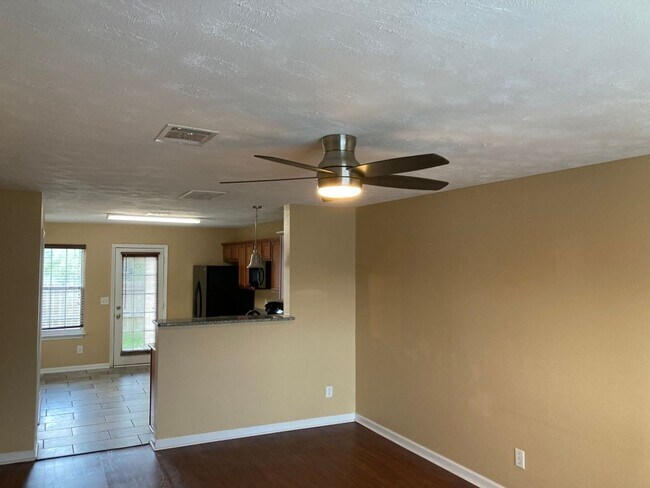Foto del edificio - MOVE IN SPECIAL $300 off one month's rent ...