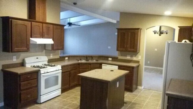 Building Photo - 3 Bedroom Single Family SHORT TERM LEASE ONLY